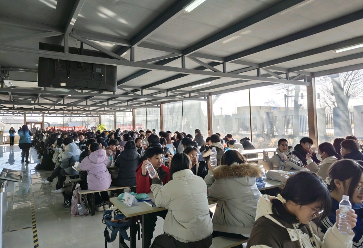 瓶影流转，心手相牵